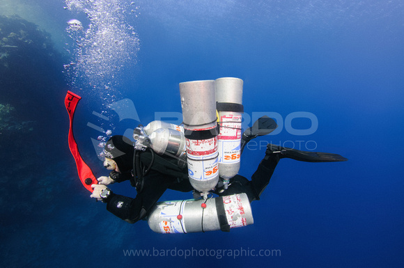 Technical diver deploying DSMB